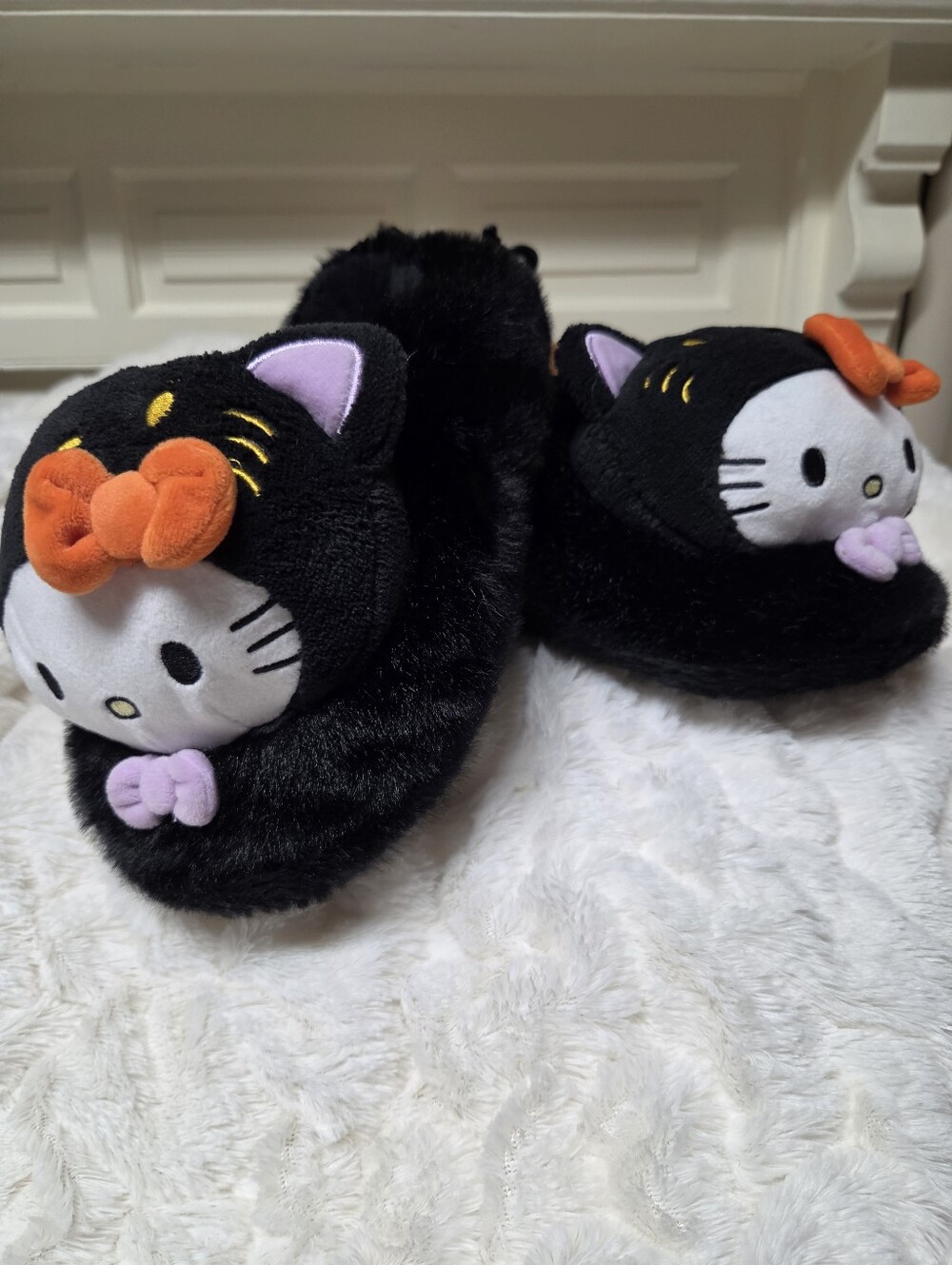 NWT Hello Kitty Black Plush Womens Halloween Slippers Orange Bow Size 9-10